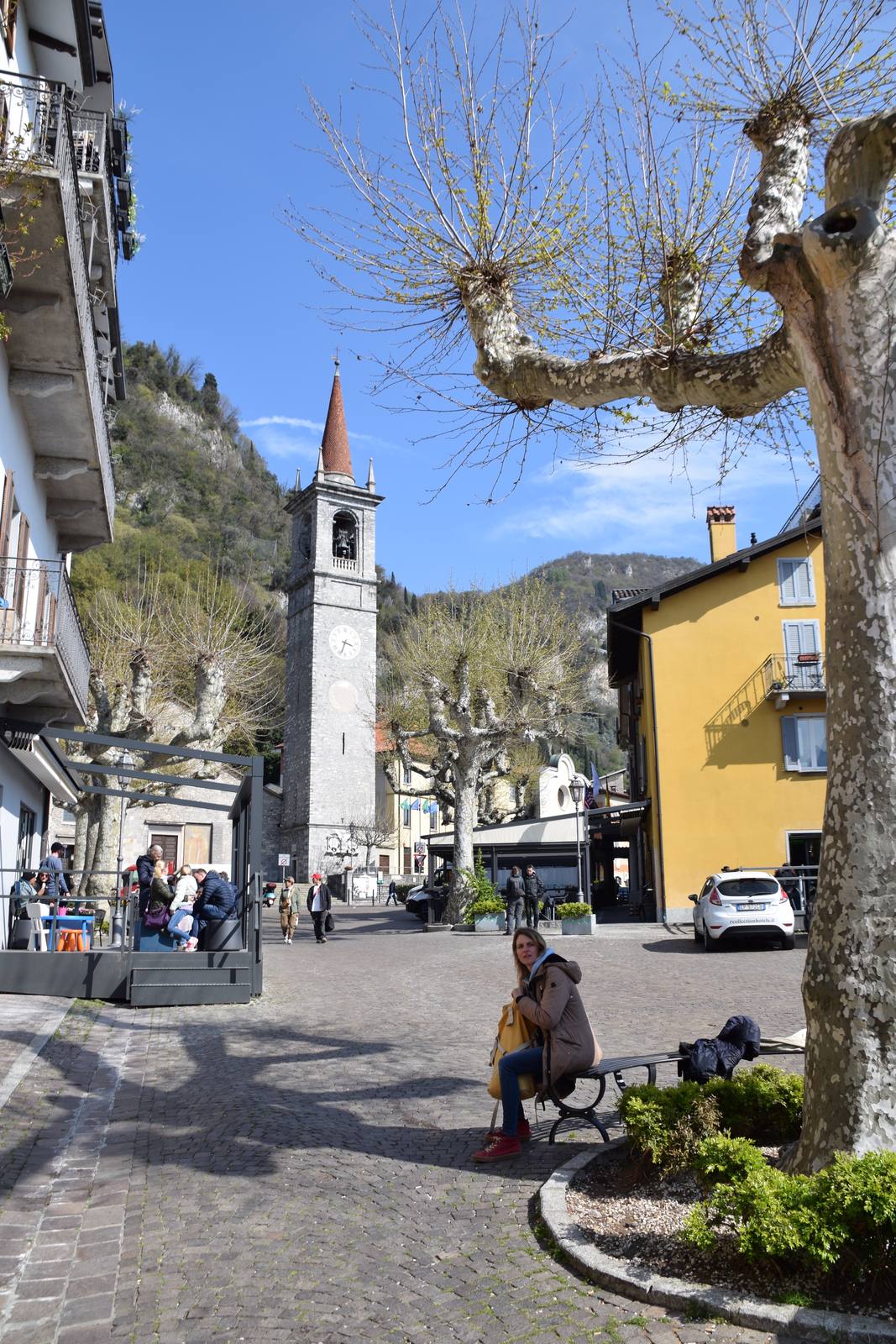 Piazza San Giorgio a Varenna.