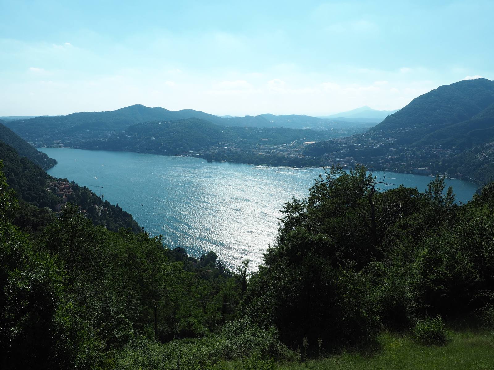 Il Lago di Como e Cernobbio visti dai monti di Blevio: il territorio lariano al centro del primo bilancio agrituristico della stagione 2026.
