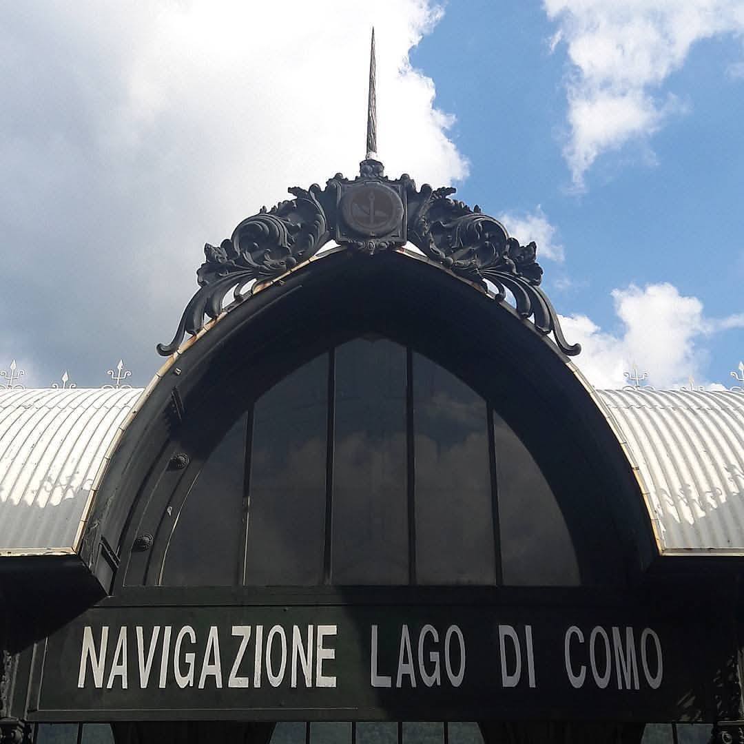 Il pontile di Cernobbio, sul lungolago che ha ospitato la Notte Gialla tra mercato agricolo e street food.