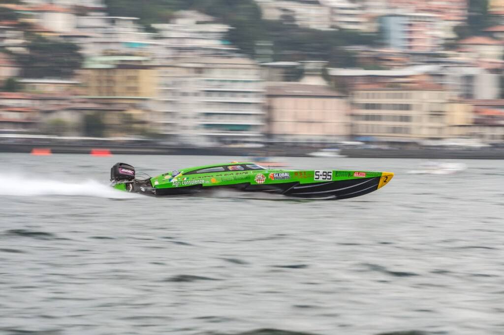 Uno scafo da competizione in gara sul Lario: la Centomiglia torna dal 9 all'11 ottobre per la sua 77ª edizione.