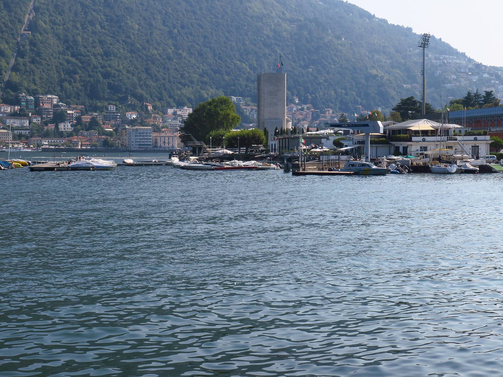 Il lungolago di Como con il Monumento ai Caduti e, a destra, il riflettore dello stadio Sinigaglia: il corteo di sabato 17 ottobre è partito da piazzale Somaini e ha percorso il lungolago fino al centro.
