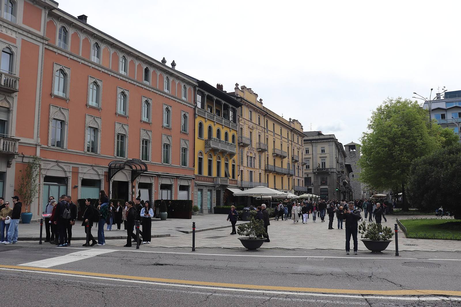 Piazza Cavour, sul lungolago cittadino: il corteo ha attraversato il lungolago e le vie del centro prima di concludersi in piazza Perretta.