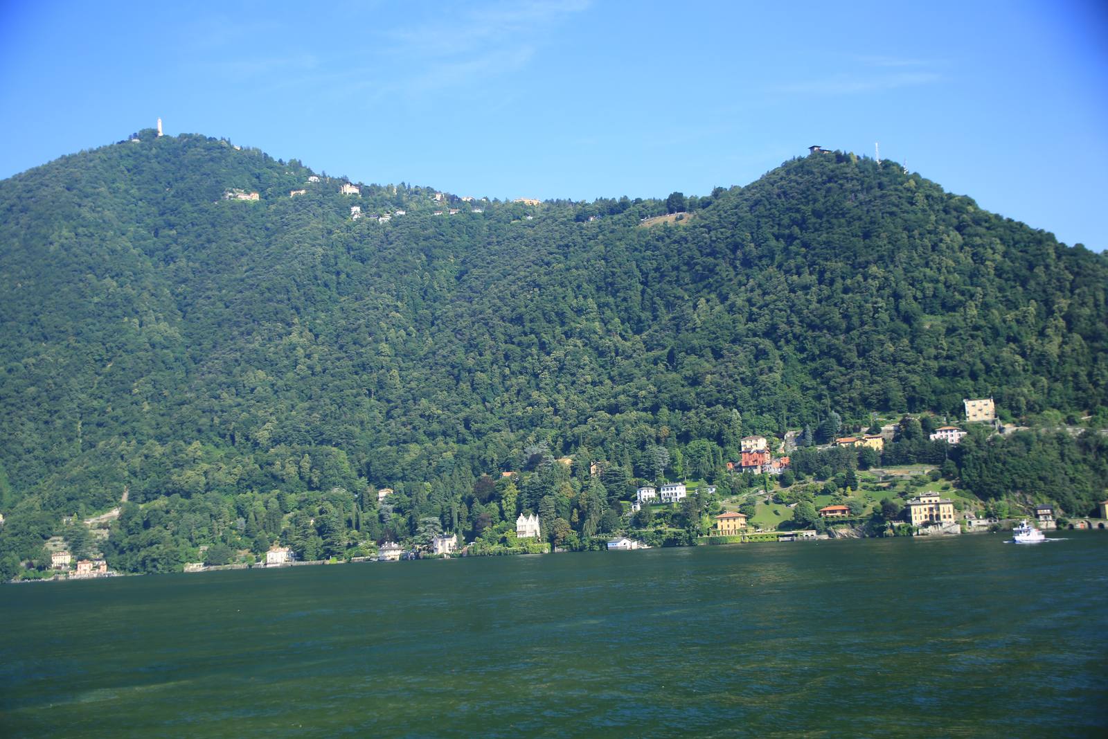 Como vista dal lago: qui ha sede Confindustria Como, che ha interrotto il percorso verso l'aggregazione interprovinciale.