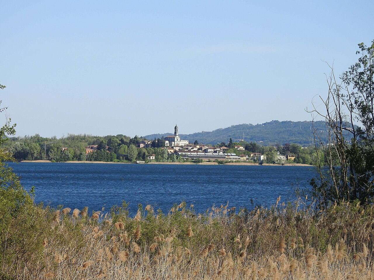 Lake Pusiano toward Garbagnate Rota and Bosisio Parini, seen from the Eupilio area: here on Saturday afternoon the alarm was raised over the disappearance of the 58-year-old man.