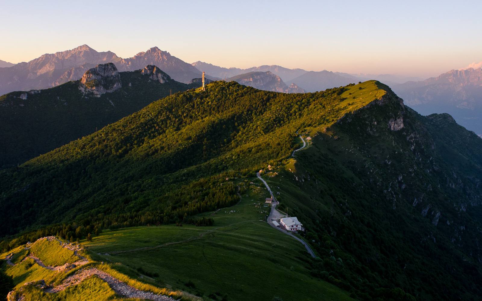 Mount Cornizzolo above Eupilio: fire crews from the Erba and Canzo detachments operated in this area.