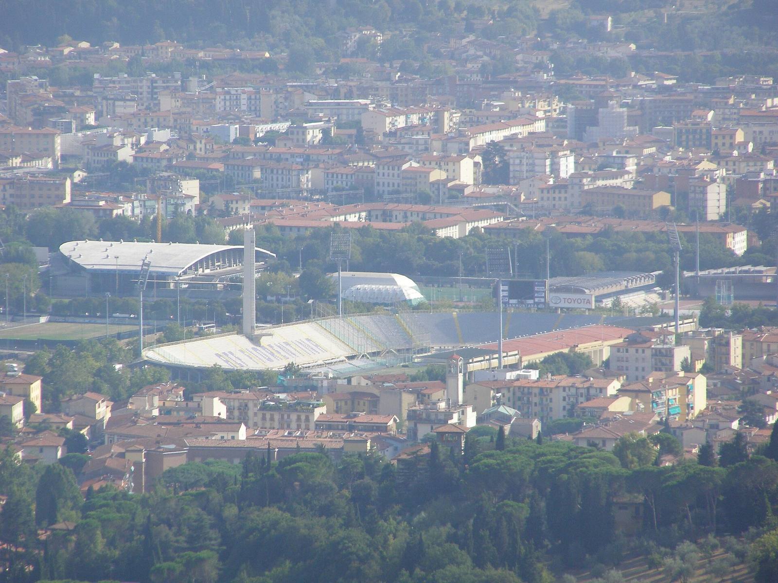 The Franchi seen from Fiesole, with the Marathon tower: the Lariani ended the first half 2-1 ahead and defended the lead until the Douvikas goal made it 3-1.