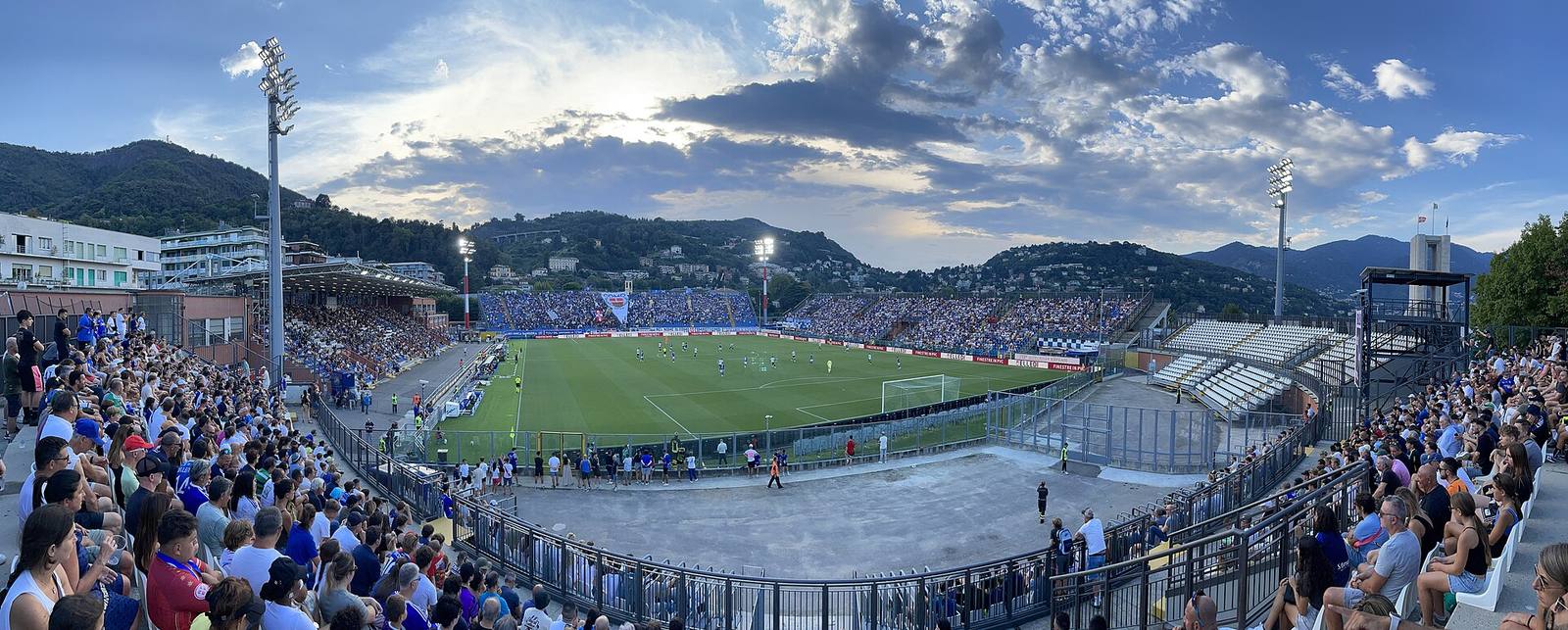 The Giuseppe Sinigaglia stadium in Como on a league matchday in 2025: after the win in Florence the Lariani moved up to 14 points in the table.