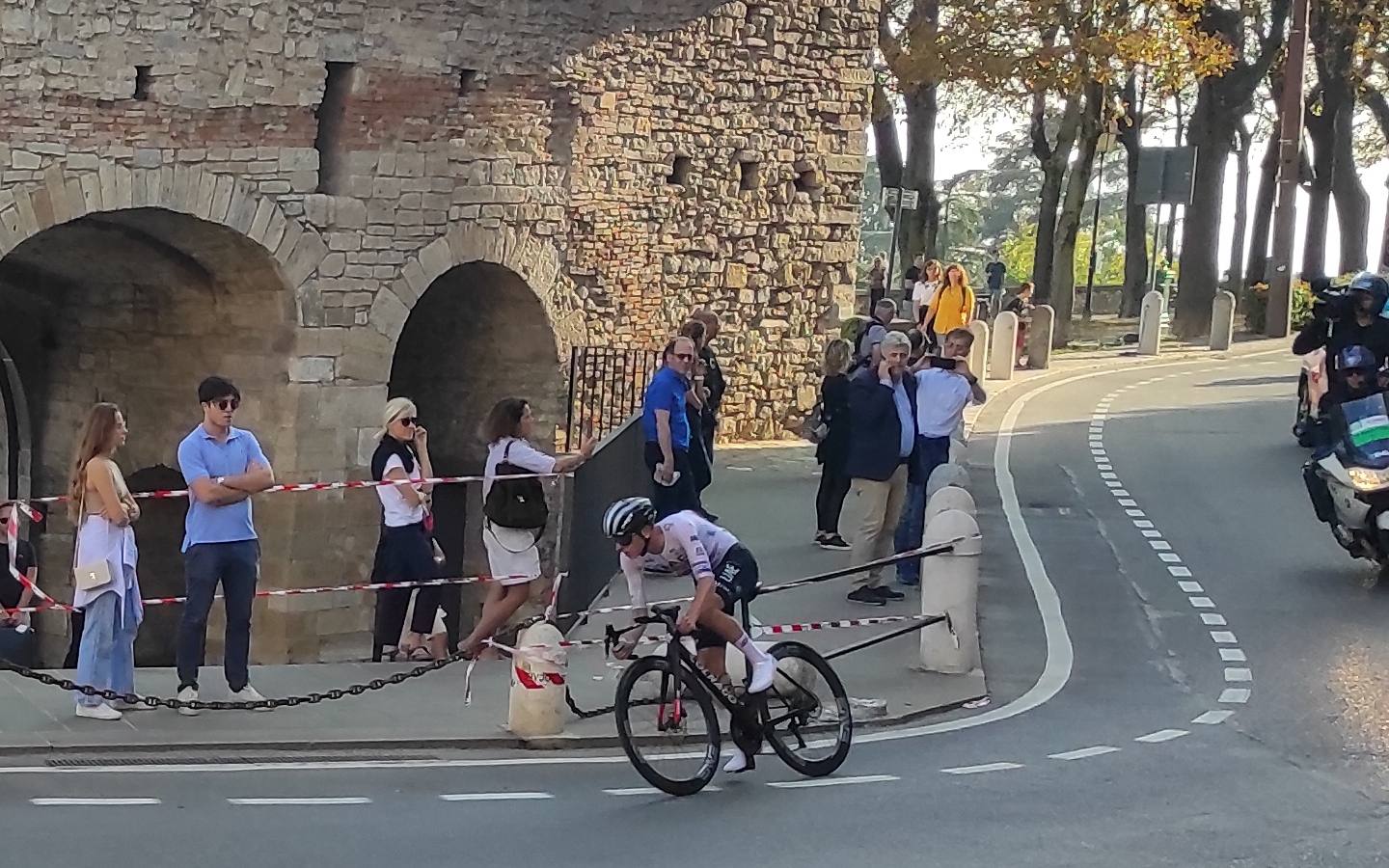 Tadej Pogacar in azione a Il Lombardia 2023: il vincitore delle ultime cinque edizioni mancherà l'appuntamento del 2026, fermato dalla caduta alla Vuelta.