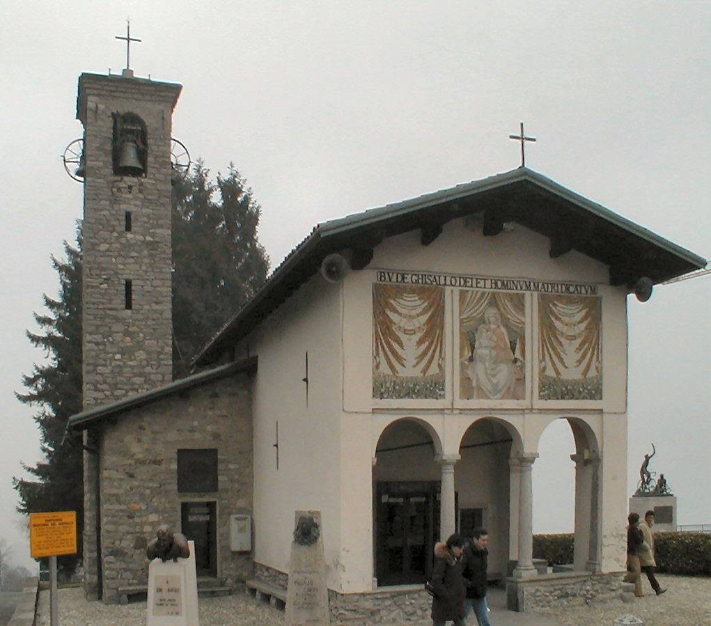 Il santuario della Madonna del Ghisallo a Magreglio, patrona dei ciclisti: la salita è una delle ascese simbolo del percorso 2026.