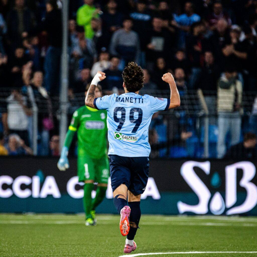 Giulio Manetti celebrates his equalizer: in the 54th minute he taps a loose ball home inside the six-yard box to level against Alcione.