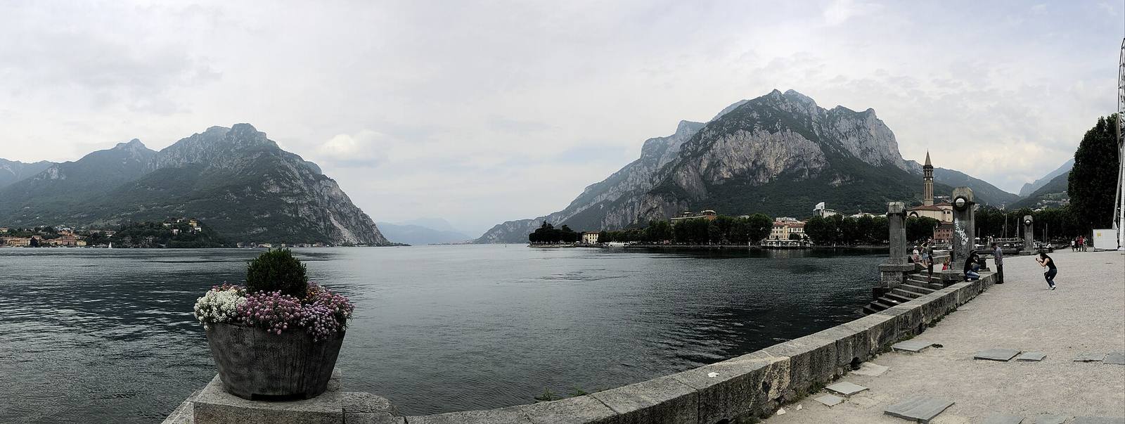 Il lungolago di Lecco con il campanile di San Nicolò: a pochi minuti, in via Previati, la sede del Polo territoriale del Politecnico di Milano ha ospitato l'incontro tra imprese e rappresentanze consolari.