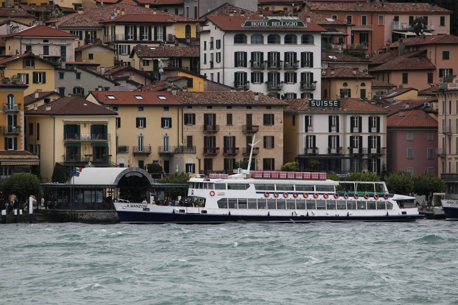 La motonave Alessandro Manzoni all'imbarcadero di Bellagio: gli operatori naviganti lavorano a bordo delle unità della flotta e negli scali dei laghi.