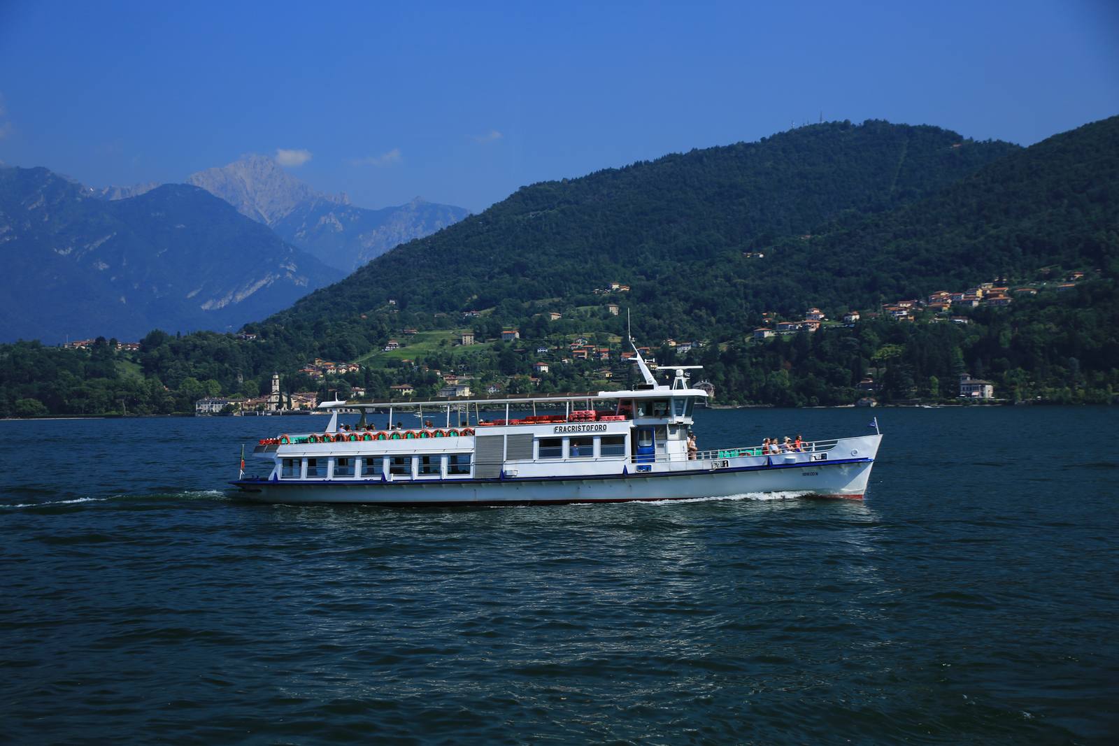Un battello in servizio sul Lago di Como: la prova preliminare del concorso verifica l'idoneità al nuoto e alla voga.
