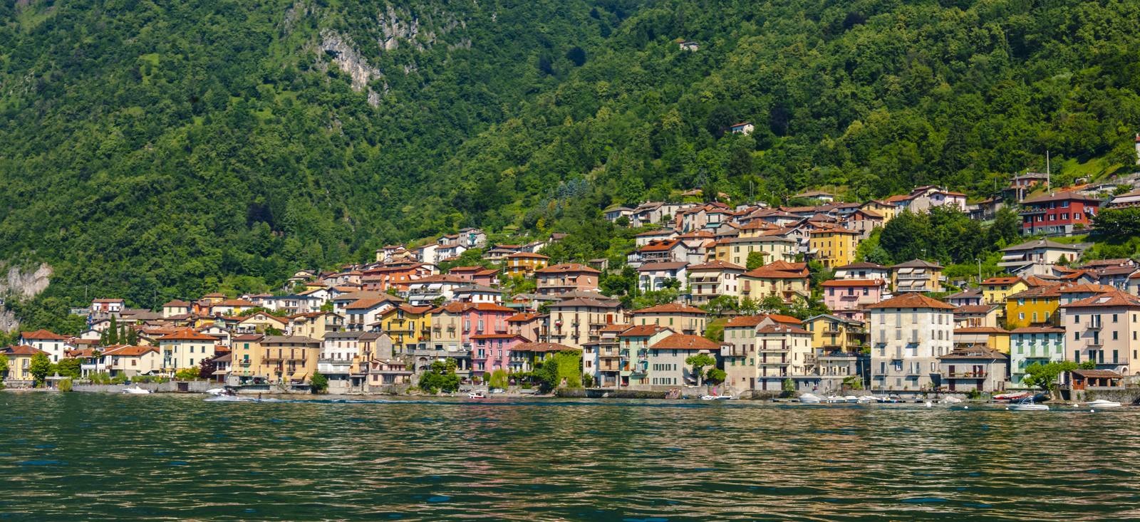 Il lago dal ponte di un battello in partenza da Lezzeno: conoscere correnti, fondali e venti fa parte del programma d'esame.