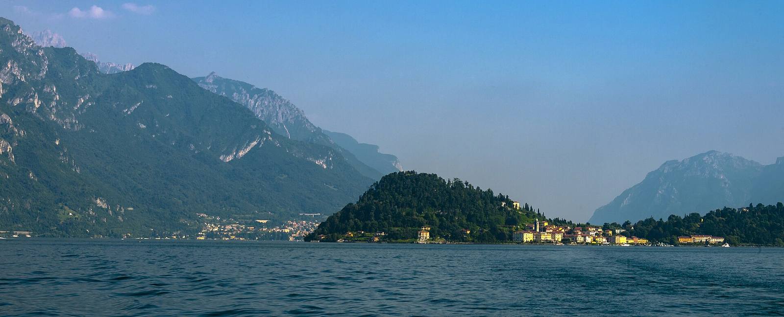 Bellagio seen from a ferry approaching from the north: in the hills of the municipality, at Civenna, sits the rural picnic project by Beatrice Cermenati honoured at the 2026 Oscar Green awards.