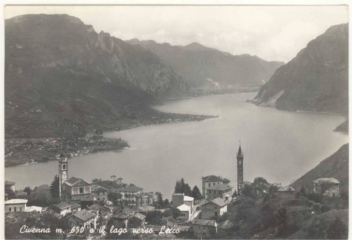 Civenna in una cartolina del 1952, con il lago verso Lecco: il borgo sulle alture di Bellagio è la base dell'azienda agricola di Beatrice Cermenati, che accoglie i visitatori con cestini di prodotti del territorio.