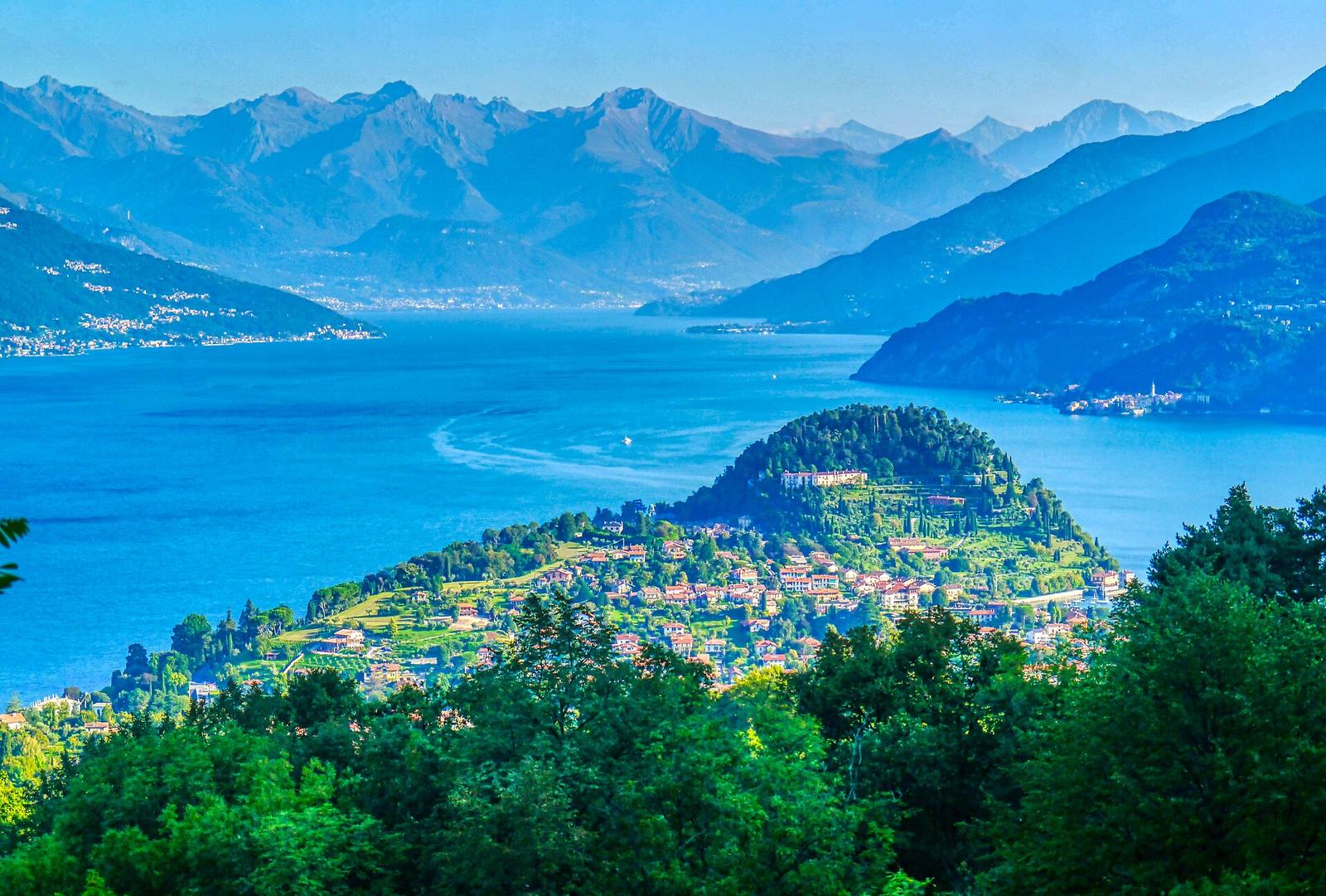 Bellagio e il Lago di Como visti dalle alture: il paesaggio è parte integrante della proposta di ospitalità rurale premiata a Ville Ponti, insieme ai prodotti delle aziende agricole locali inseriti nei cestini.