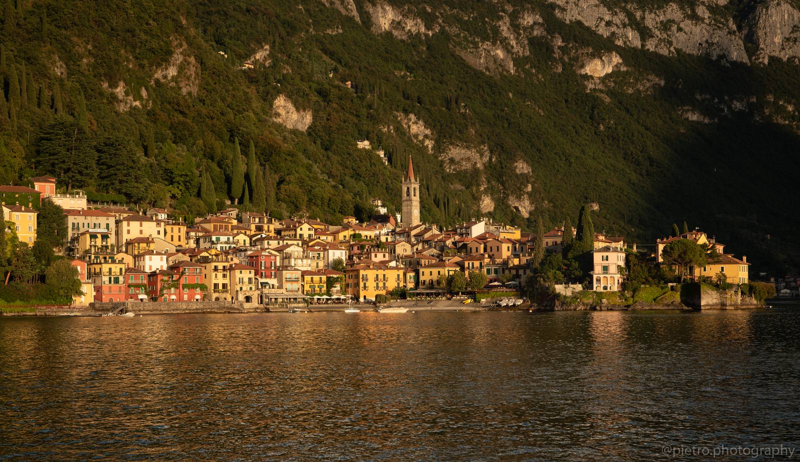 Varenna vista dal battello: il ramo di Lecco offre i prezzi più accessibili del Lario.