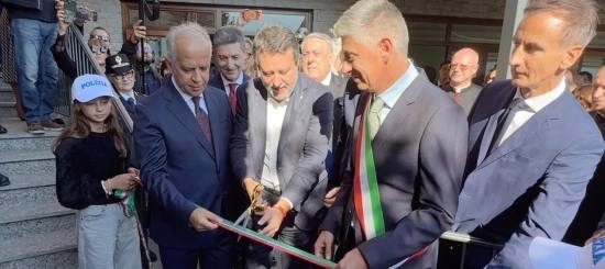 Cutting the ribbon at the new headquarters in Via degli Ulivi on Friday 16 October: with the inauguration, the Polizia Stradale presence on the Regina becomes permanent, no longer limited to the summer months.