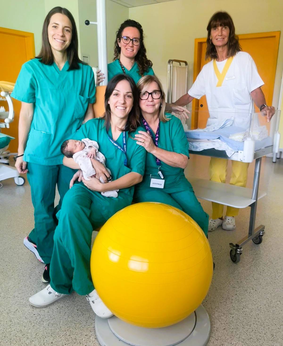 Midwives and birth unit staff at Sant'Anna with a newborn: between October 7 and 8 the unit welcomed 16 babies in 24 hours.