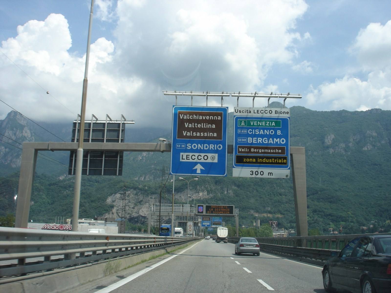 La SS36 all'altezza dell'uscita di Lecco Bione, con le indicazioni per Sondrio e Lecco.