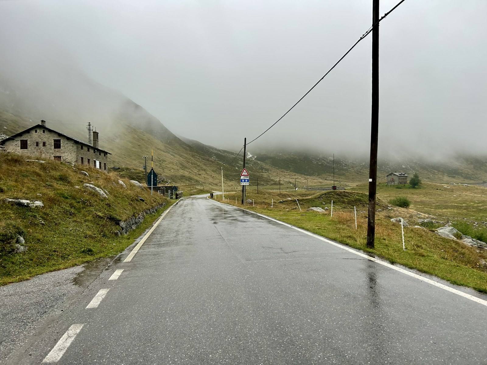La SS36 al Passo dello Spluga: il nome ufficiale della statale è del Lago di Como e dello Spluga.