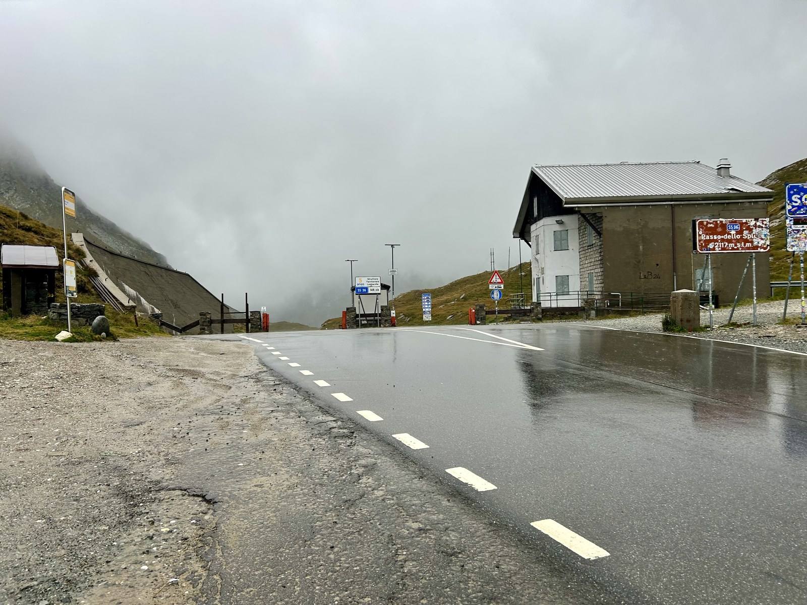 La SS36 presso il Passo dello Spluga, oltre Colico.
