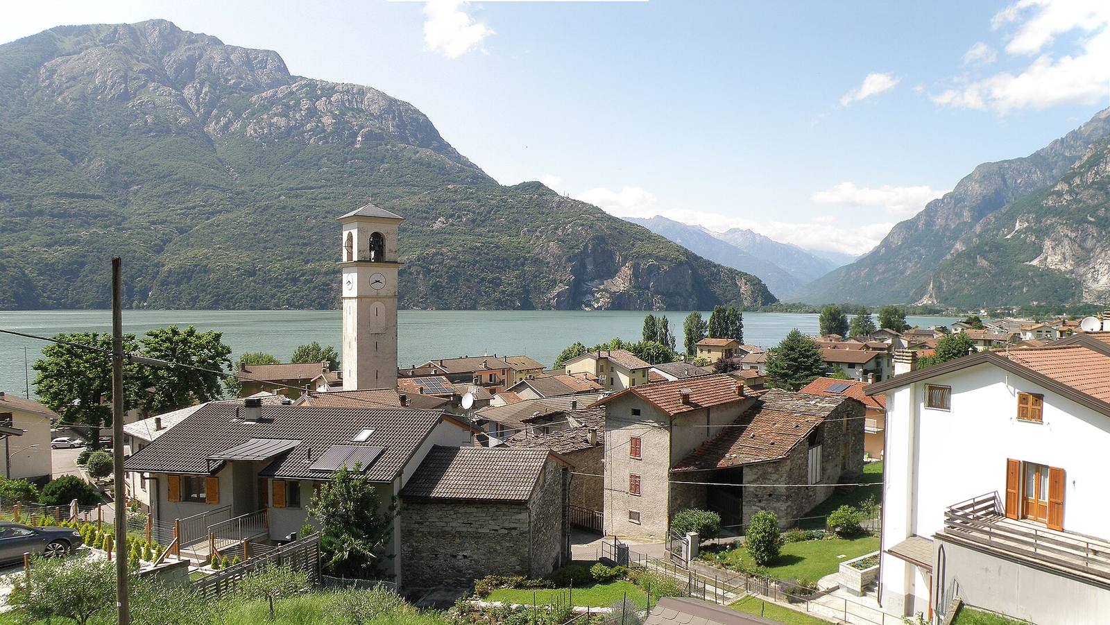 Verceia e il suo campanile davanti al lago di Mezzola: nel territorio del comune, tra i chilometri 101+000 e 101+135, la SS36 sarà a senso unico alternato dal 19 ottobre al 27 novembre per i lavori Anas contro la caduta massi.