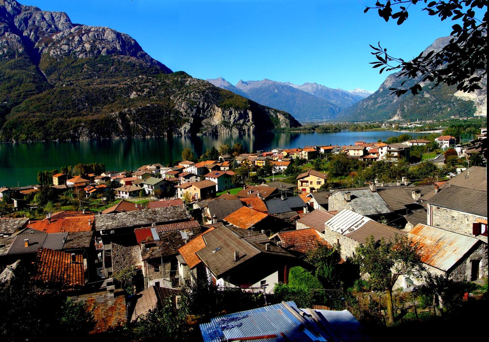 I tetti di Verceia e il lago di Mezzola sotto il Sasso Corbè: il cantiere interessa un tratto breve della statale, ma posto lungo l'unico asse che collega l'Alto Lago alla Valchiavenna.