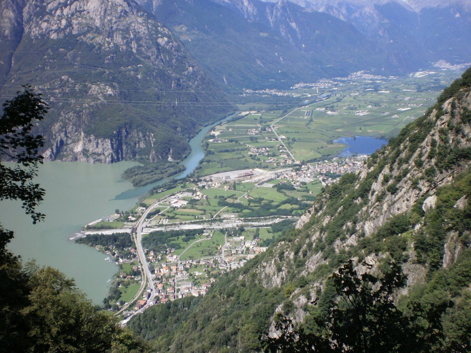 Il lago di Mezzola e la piana verso la Valchiavenna dall'alto: lungo la sponda corre la SS36, dove il senso unico alternato potrà comportare rallentamenti e tempi di attesa.