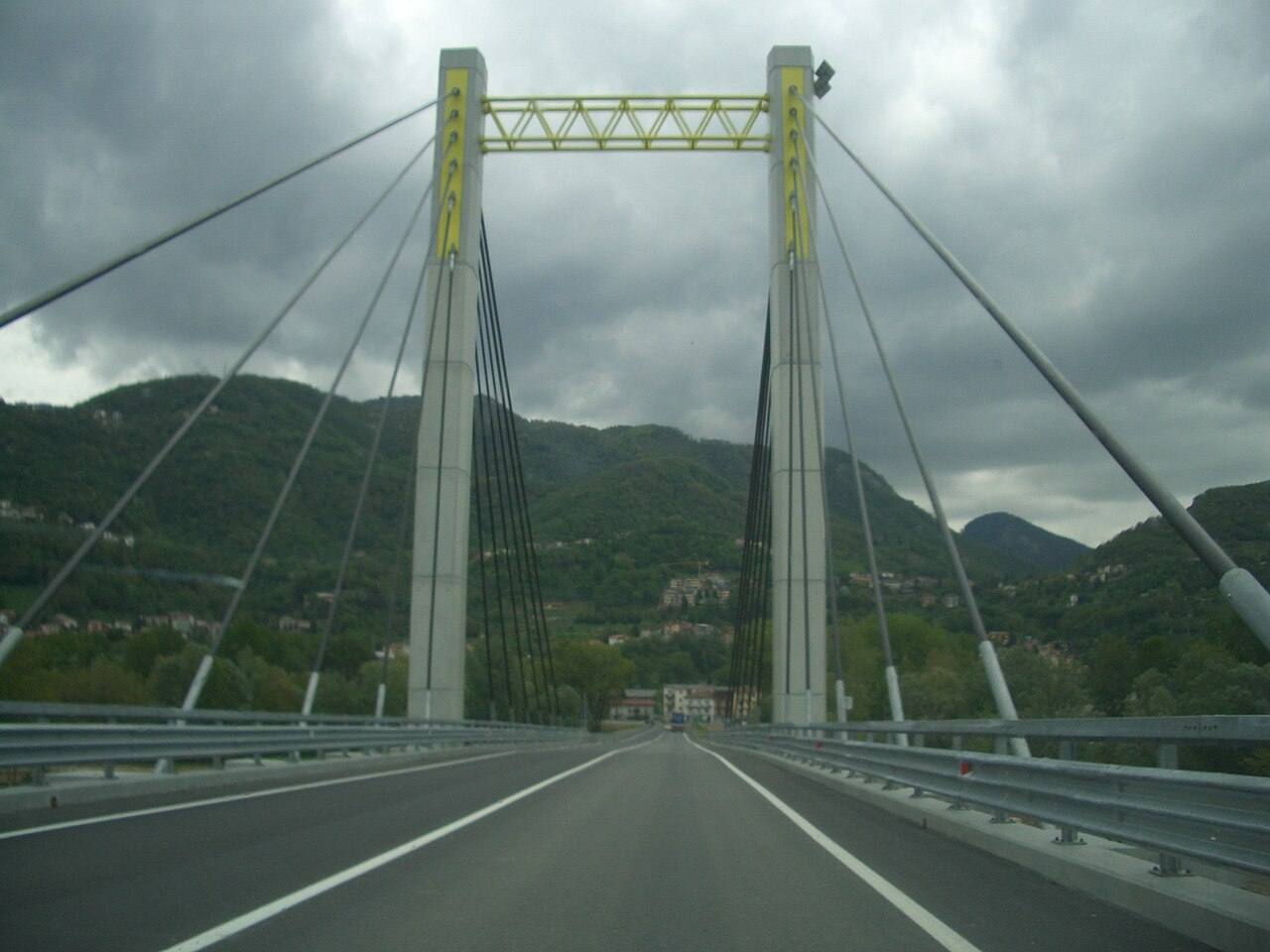 The Cesare Cantù bridge over the Adda, between Olginate and Calolziocorte: the stretch under review runs as far as the bridge roundabout, one of the busiest points on the Lecco to Bergamo link.