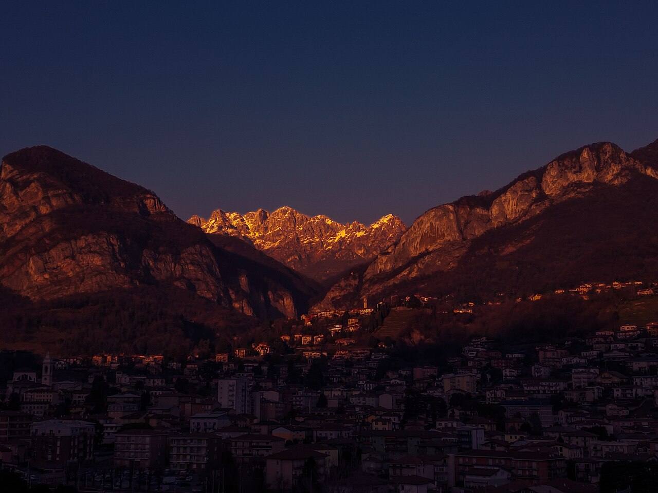 The Resegone at sunset from the Calolziocorte lakefront: mayor Marco Ghezzi is one of the three mayors asking Anas and Regione Lombardia to speed up the Levata lot.