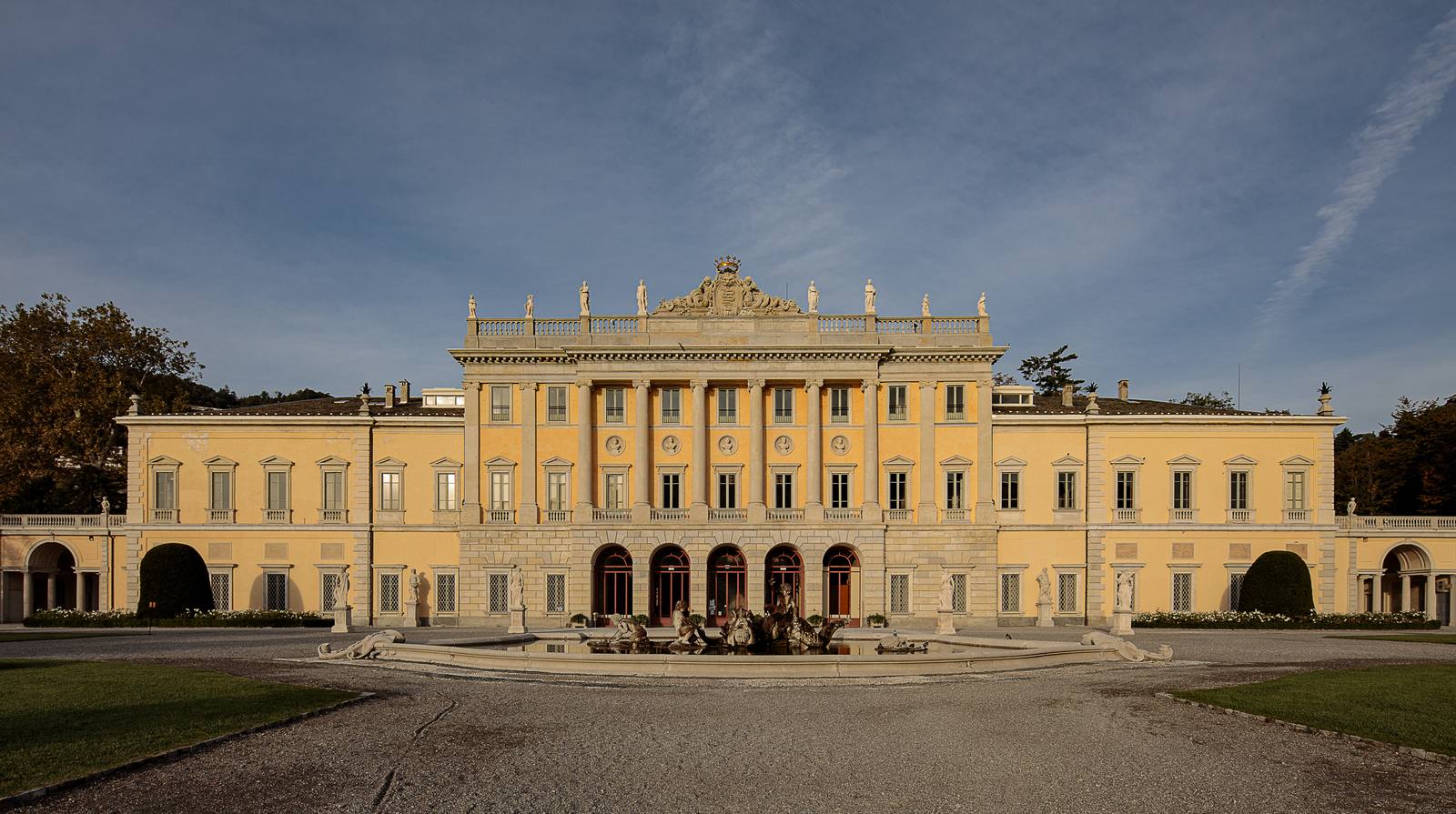 La facciata neoclassica di Villa Olmo, in restauro con i fondi del PNRR.