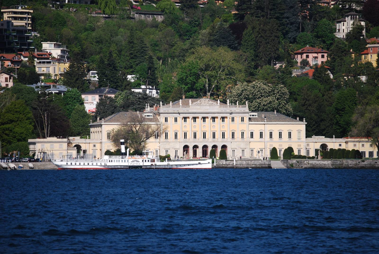 Villa Olmo con il piroscafo Patria: la villa è chiusa per lavori, il parco resta visitabile.